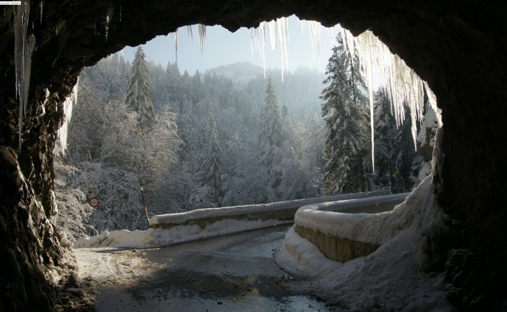 Tunnelmunning i snølandskap